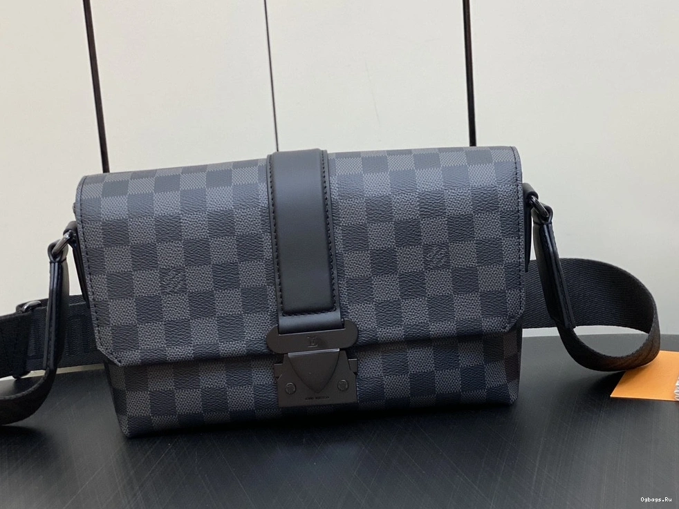 S-Cape Messenger VUITTON LOUIS 0426